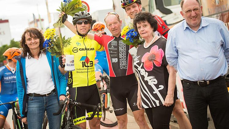 Siegerehrung mit (von rechts) ATS-Radrennsportabteilungsleiter Matthias Kraft, ATS-Vorstandsvorsitzenden Heidesuse Wagner und (links) Birgit Reichardt von der Kulmbacher Brauerei. Foto: Alexander Muck