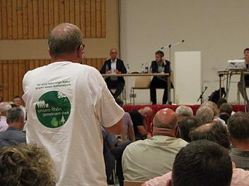 Bei einer Info-Veranstaltung der Brückenauer Rhönallianz am 11. Juli stellten viele Bürger ihre Fragen ans bayerische Umweltministerium. Foto: Ulrike Müller
