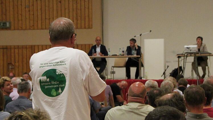 Bei einer Info-Veranstaltung der Brückenauer Rhönallianz am 11. Juli stellten viele Bürger ihre Fragen ans bayerische Umweltministerium. Foto: Ulrike Müller