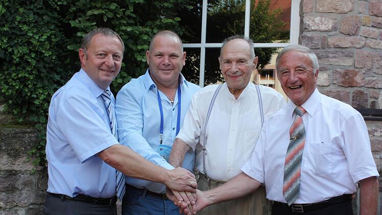 Eine der letzten Aufnahmen von Joske Ereli (2. von rechts) in Deutschland bei einem Besuch 2012. Mit auf dem Bild sind (von links) die Landräte Thomas Bold (Bad Kissingen) und Dov Litvinoff (Tamar) sowie der Bad Kissinger Altlandrat Herbert Neder. Foto: Edgar Bartl/Archiv