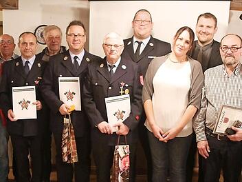 Ehrungen bei der Feuerwehr Hattersdorf mit Feuerwehrführungskräften (von rechts): Gerhard Schineller, Kommandant Jürgen Köhler, Paul Schuster, Bürgermeister Martin Mittag, Zweite Vorsitzende Katrin Schuster, Johannes Kempinski, Ewald Bauer, Walter Bartsch, Günther Löffler, Matthias Münch, Karl-Heinz Falk, Elke Autsch, Christian Boßecker und Sofie Wagner Foto: Bettina Knauth