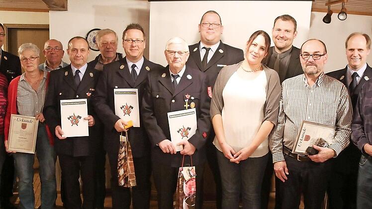 Ehrungen bei der Feuerwehr Hattersdorf mit Feuerwehrführungskräften (von rechts): Gerhard Schineller, Kommandant Jürgen Köhler, Paul Schuster, Bürgermeister Martin Mittag, Zweite Vorsitzende Katrin Schuster, Johannes Kempinski, Ewald Bauer, Walter Bartsch, Günther Löffler, Matthias Münch, Karl-Heinz Falk, Elke Autsch, Christian Boßecker und Sofie Wagner Foto: Bettina Knauth