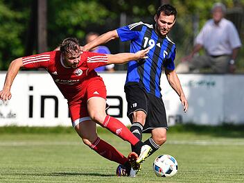Andi Mönius (rechts) kehrt Jahn Forchheim den Rücken und als Spielertrainer zurück zu seinem Heimatverein SC Adelsdorf. Foto: Sportfoto Zink