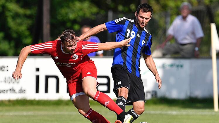 Andi Mönius (rechts) kehrt Jahn Forchheim den Rücken und als Spielertrainer zurück zu seinem Heimatverein SC Adelsdorf. Foto: Sportfoto Zink