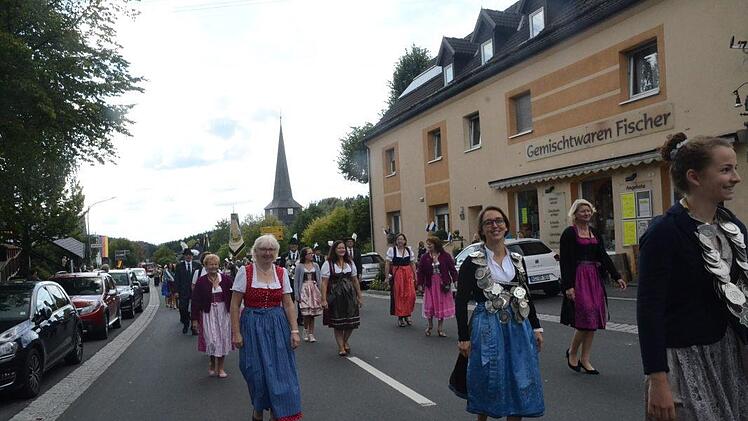 Eine Augenweide die Jungen und Mädels in ihren Trachten und Dirndl und noch mit Königsketten geschmückt.K.- H. Hofmann