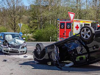 Ein Mann aus Baden-W&uuml;rttemberg hat am Donnerstagmittag einen schweren Unfall auf der Staatsstra&szlig;e 2222 erzeugt.  Foto: Goppelt / News 5
