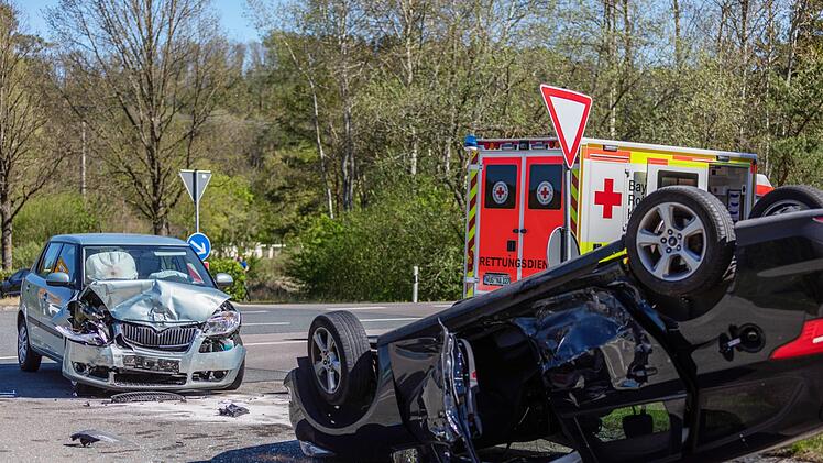 Ein Mann aus Baden-W&uuml;rttemberg hat am Donnerstagmittag einen schweren Unfall auf der Staatsstra&szlig;e 2222 erzeugt.  Foto: Goppelt / News 5