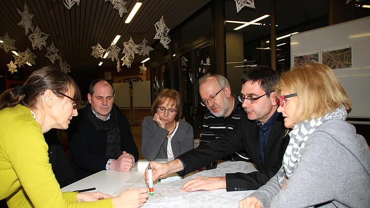 Unter der Leitung von Stadtplaner Karlfried Daab (Zweiter von rechts) konnten die Bürger ihre Vorschläge für die Gestaltung der zentralen Mainleuser Plätze einbringen. Foto: Jürgen Gärtner