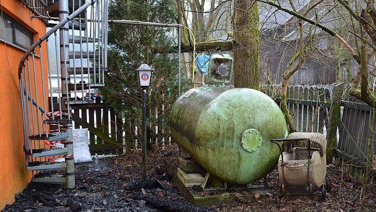 Der Gastank neben der Gaststätte drohte während dem Brand zu explodieren. Foto: Sandra Hackenberg
