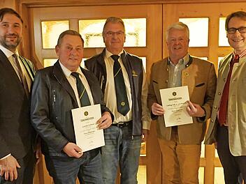 Ehrungen gab es beim Frankenwaldverein Presseck: (von links) Bürgermeister Christian Ruppert, Günther Schmidt, Obmann Jürgen Goller, Ludwig Freiherr von Lerchenfeld und stellvertretender Hauptvorsitzender Roland Wolfrum.