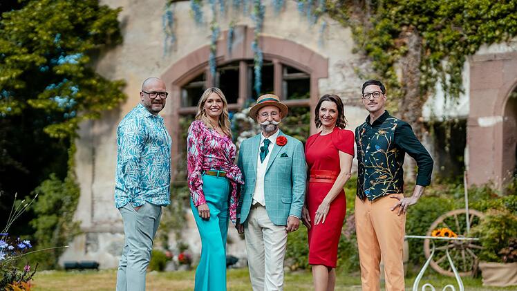 Sie übernehmen vor Schloss-Kulisse die Expertise der Raritäten, von links: Sven Deutschmanek, Dr. Bianca Berding, Horst Lichter, Wendela Horz und Colmar Schulte-Goltz.