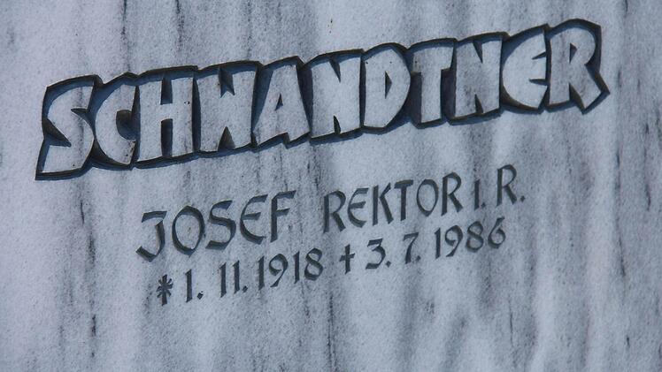 Grabstein des Lehrers Josef Schwandtner.
