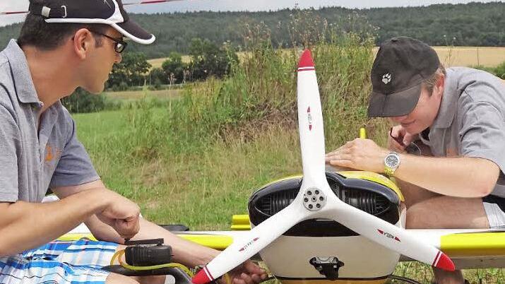 Wer noch keinen Elektromotor hat, der muss auch seinen Modellflieger vor dem Start betanken.