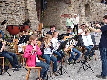 Im romantischen Ambiente der Trimburg zeigten die Mädchen und Jungen des Jugendmusikvereins Aura viel Spielfreude. Foto: Roland Hofmann