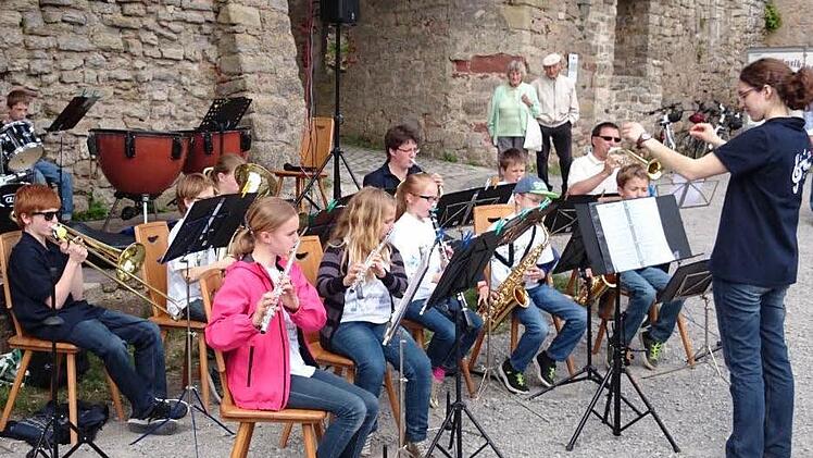 Im romantischen Ambiente der Trimburg zeigten die Mädchen und Jungen des Jugendmusikvereins Aura viel Spielfreude. Foto: Roland Hofmann