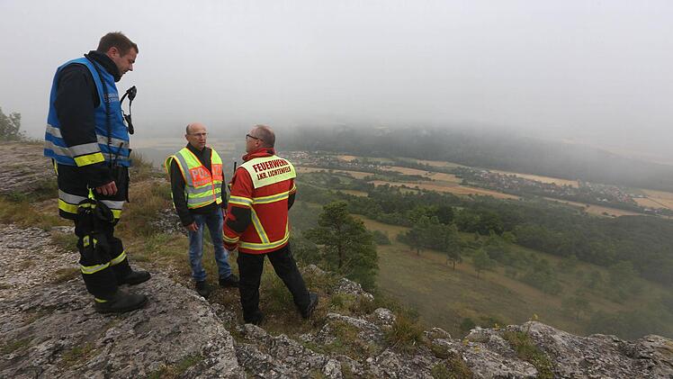 Am 8. Juli stürzte eine 40-Jährige aus Bad Staffelstein mit ihrem Auto von dieser Stelle des Staffelberg-Plateaus. Polizei und Feuerwehr starteten am nächsten Tag eine großangelegte Suchaktion.   Foto: News5 / Herse
