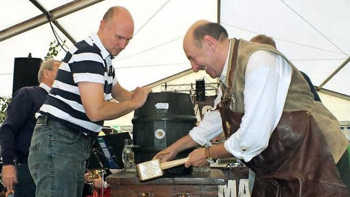 Bernhard Seeberger (r.) stach routiniert das Fass an.