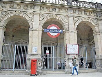 Die Arkaden am Schlossplatz als Eingang zur Londoner U-Bahn: Coburg hat schon manche andere Stadt doubeln müssen. Nun soll Coburg sich selbst spielen dürfen - Stadtmarketing und Film-Fernseh-Fonds Bayern haben einen Drehbuchwettbewerb ausgelobt. Foto: OliverSchmidt/CT-Archiv