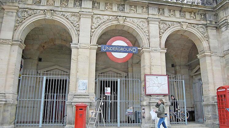 Die Arkaden am Schlossplatz als Eingang zur Londoner U-Bahn: Coburg hat schon manche andere Stadt doubeln müssen. Nun soll Coburg sich selbst spielen dürfen - Stadtmarketing und Film-Fernseh-Fonds Bayern haben einen Drehbuchwettbewerb ausgelobt. Foto: OliverSchmidt/CT-Archiv