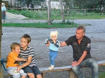 Im August vergangenen Jahres reiste Dieter Wolf in die Katastrophenregion, um Kinder für den Aufenthalt in diesem Jahr auszusuchen. Für ihn ist es jedesmal eine schwere Aufgabe - am liebsten würde er schließlich alle mitnehmen. Es können aber nur 20 mit. Foto: Tschernobyl-Kinderhilfe