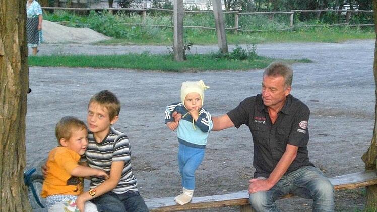 Im August vergangenen Jahres reiste Dieter Wolf in die Katastrophenregion, um Kinder für den Aufenthalt in diesem Jahr auszusuchen. Für ihn ist es jedesmal eine schwere Aufgabe - am liebsten würde er schließlich alle mitnehmen. Es können aber nur 20 mit. Foto: Tschernobyl-Kinderhilfe