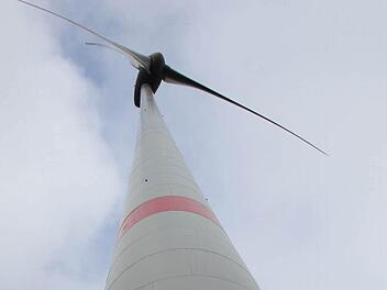 Die in der Nähe von Hain und Wildenberg geplanten Windräder werden noch leistungsfähiger als dieses in der Nähe von Münchberg stehende.   Foto: Friedwald Schedel