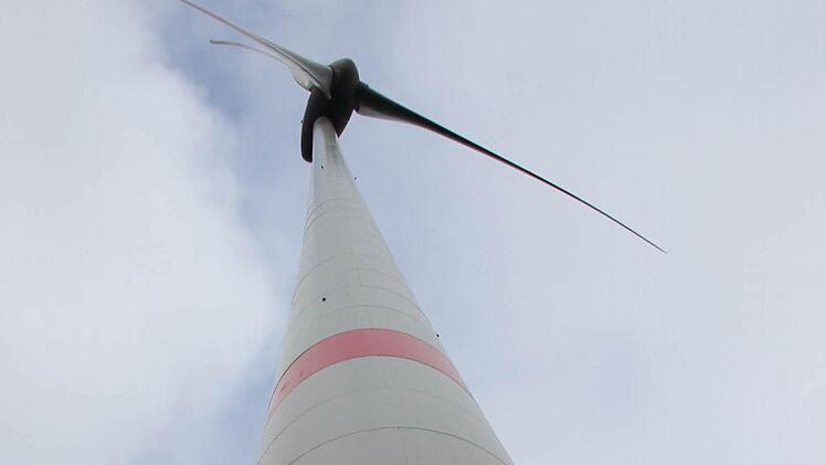 Die in der Nähe von Hain und Wildenberg geplanten Windräder werden noch leistungsfähiger als dieses in der Nähe von Münchberg stehende.   Foto: Friedwald Schedel