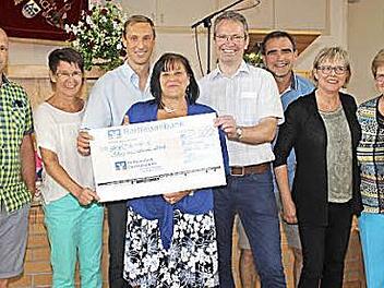 Der Vorsitzende des Heimat- und Fremdenverkehrsvereins Aschbach, Hans-Joachim Schierer (4. v. r.), übergab die Spende an Barbara Lorz-Seeger (4. v. l.) von der Schwimmbadinitiative. Foto: Evi Seeger