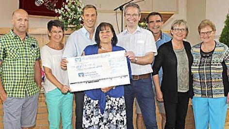 Der Vorsitzende des Heimat- und Fremdenverkehrsvereins Aschbach, Hans-Joachim Schierer (4. v. r.), übergab die Spende an Barbara Lorz-Seeger (4. v. l.) von der Schwimmbadinitiative. Foto: Evi Seeger