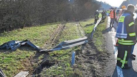 An dieser Stelle durchbrach das Kranfahrzeug die Leitplanke.