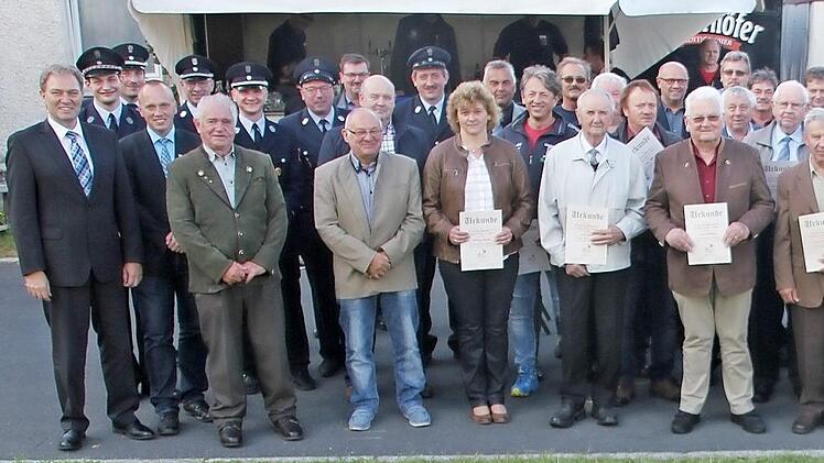 Die geehrten Mitglieder mit Landrat Klaus Löffler, Bürgermeister Thomas Löffler und einigen Gemeinderäten. Foto: Veronika Schadeck