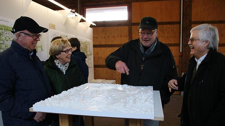 Heinz und Edeltraud Isert, Dieter Adam und Dietmar Kynast begutachten den Siegerentwurf.Foto: Katrin Geyer