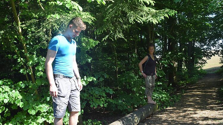 Von wegen unhygienisch, ungesund und gefährlich: Monika Bug (hinten im Schatten) zeigt Patrick Wohl bei der Barfußwanderung durch den Callenberger Forst, welche Vorteile Barfußlaufen haben kann. Foto: Daniela Pondelicek