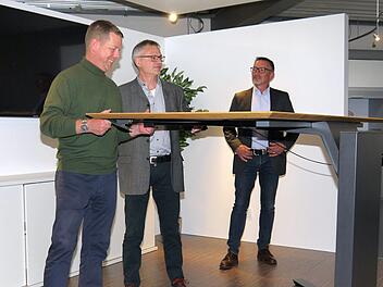 Zwischen 60 und 130 Zentimetern Höhe kann die Arbeitsfläche des "High One" stufenlos verschoben werden, Zufrieden mit dem , was sie gemeinsam entwickelt haben, sind Mattias Rothe, Martin Pechtold und Ulrich Hofmann (von links).Berthold Köhler