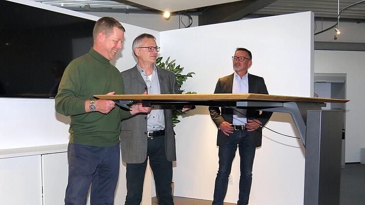 Zwischen 60 und 130 Zentimetern Höhe kann die Arbeitsfläche des "High One" stufenlos verschoben werden, Zufrieden mit dem , was sie gemeinsam entwickelt haben, sind Mattias Rothe, Martin Pechtold und Ulrich Hofmann (von links).Berthold Köhler