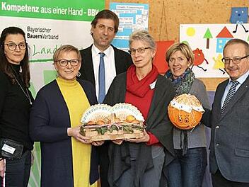 Bettina Stammberger, Rosi Kraus, Hermann Ulm, Susanne Oppel, Christine Werner und Werner Nützel bei der Spendenübergabe. Mit 1450 Euro unterstützen die Landfrauen die Lebenshilfe. Foto: Franz Galster