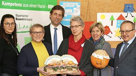 Bettina Stammberger, Rosi Kraus, Hermann Ulm, Susanne Oppel, Christine Werner und Werner Nützel bei der Spendenübergabe. Mit 1450 Euro unterstützen die Landfrauen die Lebenshilfe. Foto: Franz Galster