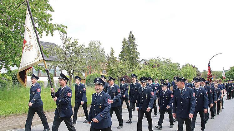 Die Rannunger Wehr bekam beim Umzug durch das Dorf besonders viel Beifall. Foto: Dieter Britz