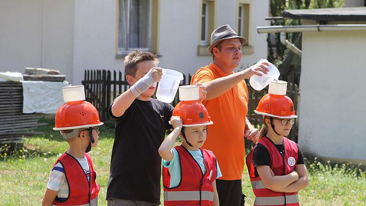 Erstmals waren die erst kürzlich gegründeten "Tschirner Löschbären" bei einem Kinderfeuerwehrtag im Einsatz.  Foto: Michael Wunder