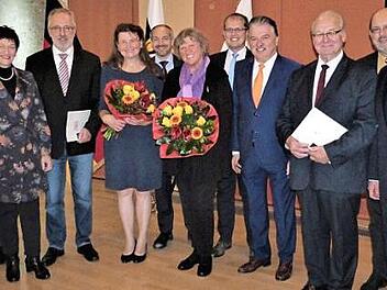 Mit dem Ehrenzeichen des Bayerischen Ministerpräsidenten zeichnete Landrat Klaus Peter Söllner vier Persönlichkeiten des Ehrenamtes aus. Von links: Robert Bosch, Thomas Nagel, Harald Hübner, Inge Aures, Fred Sadel, Brigitte Hebentanz, Jörg Kunstmann, Karin Minet, Ralf Hartnack, Klaus Peter Söllner, Wolfang Hartmann, Thomas Kretschmar, Dieter Schaar und Siegfried Beyer.  Foto: Werner Reißaus