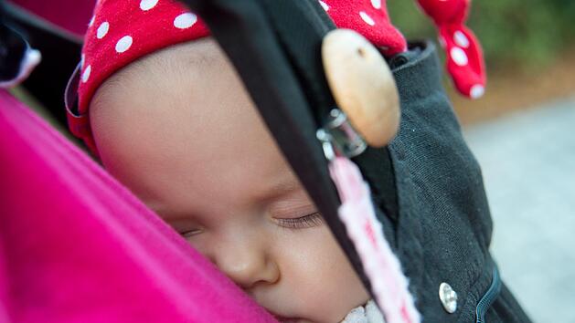Babytragen sind ein praktisches Mittel - einige erwiesen sich aber als gef&auml;hrlich. Symbolfoto: Andrea Warnecke/dpa