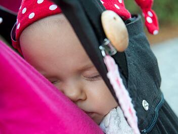 Babytragen sind ein praktisches Mittel - einige erwiesen sich aber als gefährlich. Symbolfoto: Andrea Warnecke/dpa