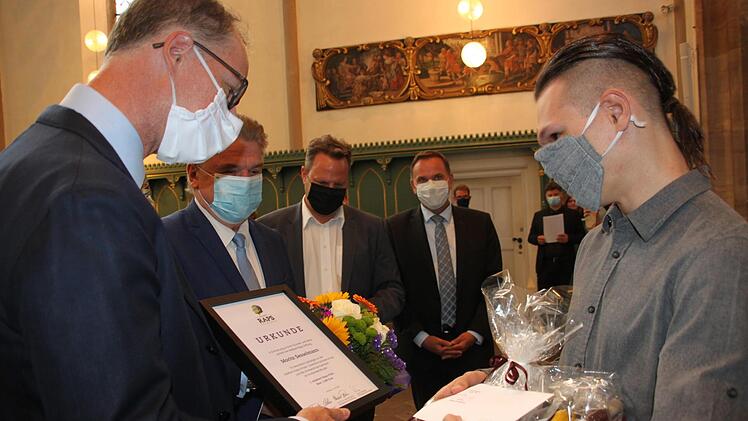 Florian Schneider (links)  überreicht dem Kulmbacher Moritz Sesselmann (1,19) den mit 1500 Euro dotierten Adalbert-Raps-Preis. Darüber freuen sich (von rechts) Schulleiter Alexander Battistella, OB Ingo Lehmann und Landrat Klaus Peter Söllner. Foto: Stephan Stöckel