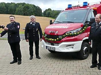 Große Freude herrschte bei der Schlüsselübergabe für das neue, rund 200 000 Euro teure Löschfahrzeug der Feuerwehr Oberfellendorf/Störnhof.