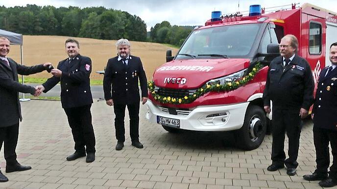 Große Freude herrschte bei der Schlüsselübergabe für das neue, rund 200 000 Euro teure Löschfahrzeug der Feuerwehr Oberfellendorf/Störnhof.