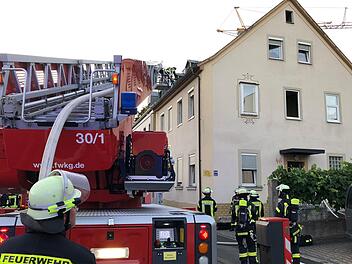 Als die Feuerwehr eintraf, drang bereits dichter Rauch aus dem Obergeschoss des Hauses in der Hemmerichstra&szlig;e, berichtet Stadtbrandinspektor Harald Albert.