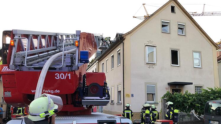 Als die Feuerwehr eintraf, drang bereits dichter Rauch aus dem Obergeschoss des Hauses in der Hemmerichstra&szlig;e, berichtet Stadtbrandinspektor Harald Albert.