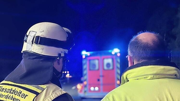 Die Feuerwehr hat die Autobahn komplett gesperrt. Der Verkehr wurde ausgeleitet.