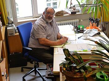 Alfred "Ampel" Friedrich dokumentiert die "Lebensläufe" aller Bamberger Anlagen, in Ordnern im Regal sowie digital im Computer. Foptos: Ronald Rinklef