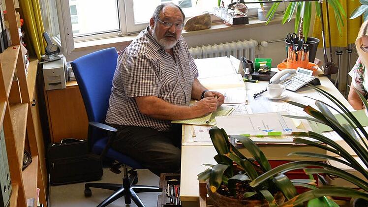 Alfred "Ampel" Friedrich dokumentiert die "Lebensläufe" aller Bamberger Anlagen, in Ordnern im Regal sowie digital im Computer. Foptos: Ronald Rinklef